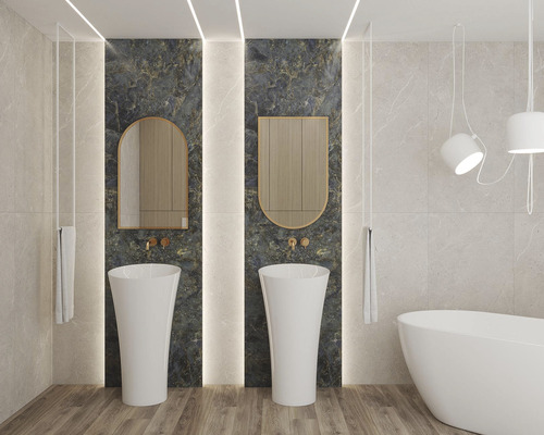 Helles Badezimmer mit zwei Waschtischen, Spiegeln und Badewanne