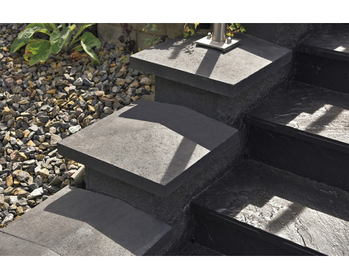 Außentreppe aus Betonsteinen im Garten