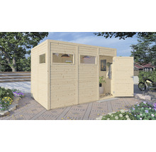 Holzgartenhaus mit Fenstern und offener Tür auf einer gepflasterten Fläche