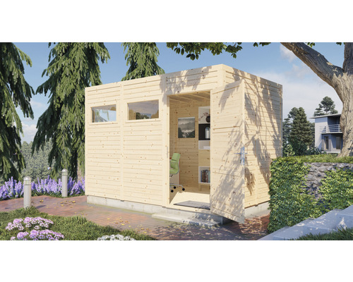 Holzgartenhaus mit Fenster und offener Tür in einem Garten