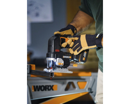 Akku Stichsäge im Einsatz beim Schneiden eines Metallprofils