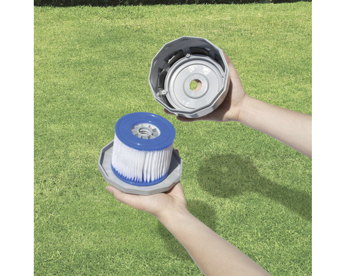 Poolfilterkartusche mit Gehäuse in Händen gehalten