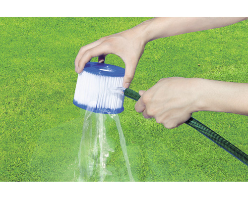 Reinigung einer Poolfilterkartusche mit einem Wasserschlauch