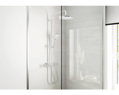 Duschsystem mit Kopf- und Handbrause in einer hellen Duschkabine