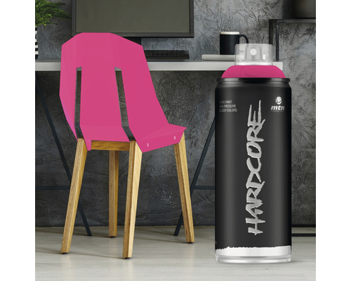 Szene mit lackiertem Stuhl und Dose Sprühlack