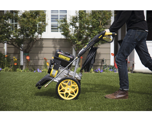 Benzinbetriebener Hochdruckreiniger von Champion im Einsatz auf Rasen.