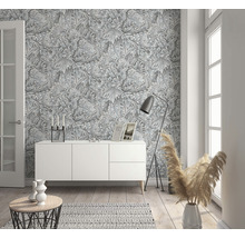 Wohnraum mit weißem Sideboard und grauer Tapete mit Pflanzenmuster