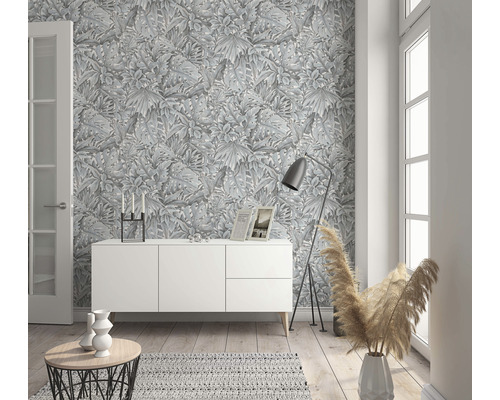 Wohnraum mit weißem Sideboard und grauer Tapete mit Pflanzenmuster