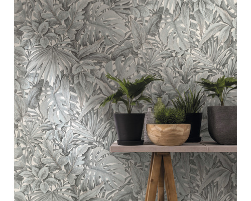 Tapete mit Pflanzenmuster und Topfpflanzen auf einem Tisch