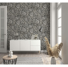 Wohnraum mit botanischer Blättertapete, Sideboard und Dekoration