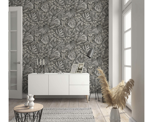 Wohnraum mit botanischer Blättertapete, Sideboard und Dekoration