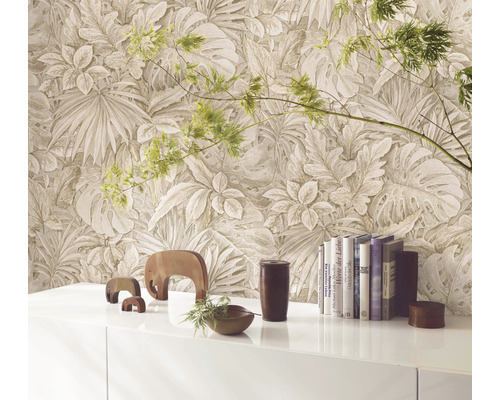 Wohnraum mit Tapete mit Pflanzenmuster, Sideboard, Büchern und Dekoration