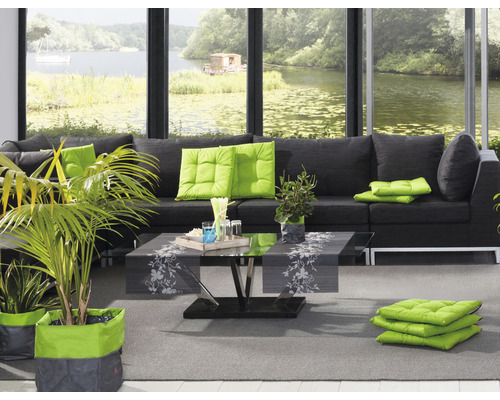 Wohnzimmer mit schwarzer Eckcouch, Couchtisch und grünen Kissen