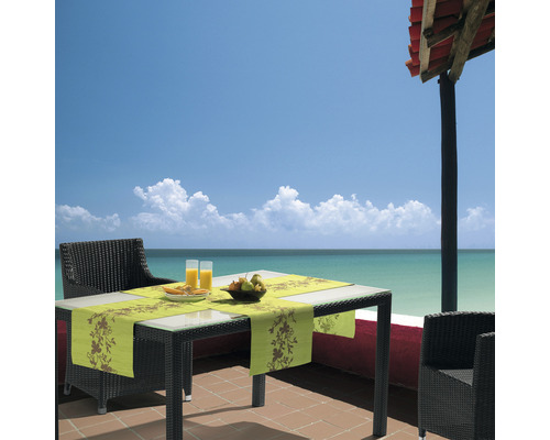Terrasse mit Tisch und Stühlen mit Meerblick
