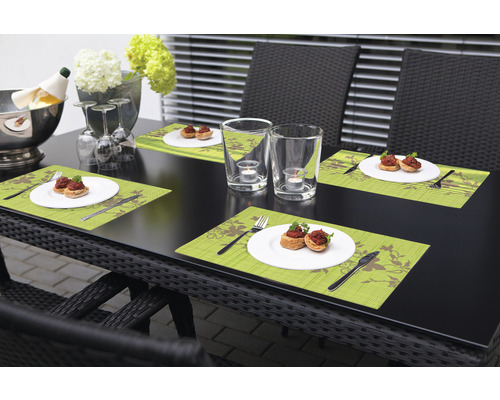 Gedeckter Gartentisch mit Platzsets, Tellern, Gläsern und Speisen