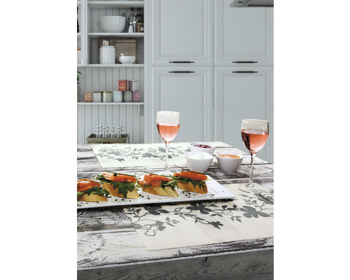 Gedeckter Tisch mit Speisen, Getränken und Tischsets in einer hellen Küche