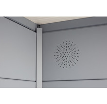 Detailansicht einer Gerätehauswand mit Lüftungsöffnungen