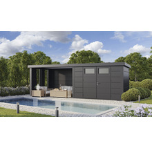 Modernes Gartenhaus mit Pool und Sitzbereich im Freien