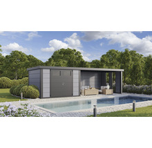 Gartenhaus mit Anbau neben einem Schwimmbecken, umgeben von Bäumen und Sträuchern.