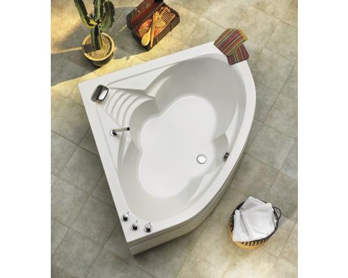 Eckbadewanne im Badezimmer mit Armaturen