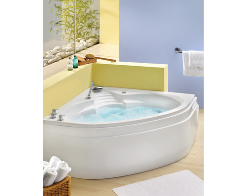 Eckbadewanne gefüllt mit Wasser in einem Badezimmer