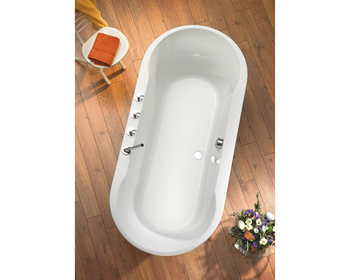 Oval geformte Badewanne mit Armaturen auf Holzboden