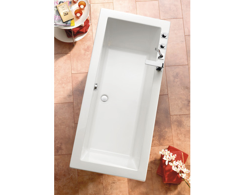 Rechteckige Badewanne mit Armatur und Überlaufgarnitur