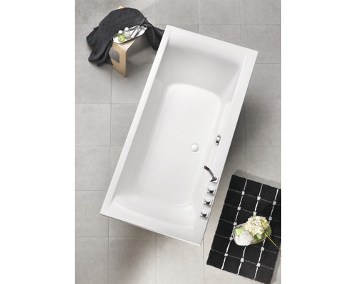 Rechteckige Badewanne im Badezimmer mit Armaturen und Dekor