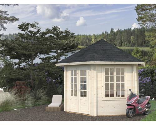 Garten Szene mit Holz Gartenhaus, Liegestuhl und Motorroller