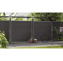 Gartenzaun mit Holzelementen und Fahrrad im Garten