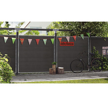 Gartenzaun mit Dekoration, Fahrrad und Pflanzen