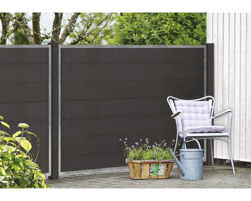 Gartenszene mit Holzzaun, Stuhl, Blumenkorb und Gießkanne