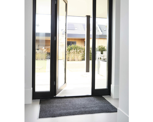 Eingangsmatte vor einer offenen Terrassentür
