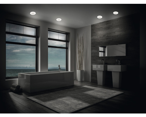 Badezimmer mit Badewanne, Waschbecken und Deckeneinbaustrahlern