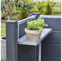Gartenansicht mit Pflanztisch mit zwei Tontöpfen