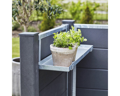 Gartenansicht mit Pflanztisch mit zwei Tontöpfen