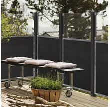 Terrasse mit Sichtschutzzaun, Bank mit Kissen und Pflanzenkorb