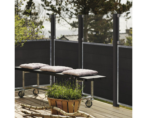 Terrasse mit Sichtschutzzaun, Bank mit Kissen und Pflanzenkorb