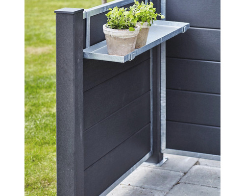 Sichtschutzzaun mit Regal und Pflanzen