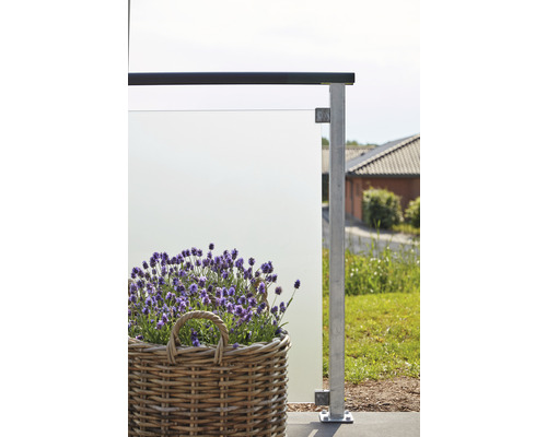Terrasse mit Glasbrüstung und Korb mit Lavendel