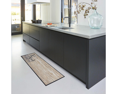 Küchenszene mit Kücheninsel und Küchenteppich im Holzdesign