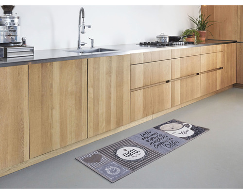 Küche mit Holzschränken und Kaffeemotiv-Teppich