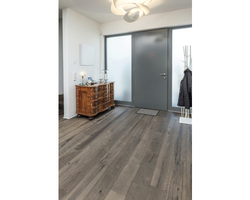 Eingangsbereich mit Kommode, Garderobe und Holzboden