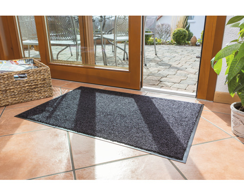 Schmutzfangmatte vor einer Terrassentür auf Fliesenboden