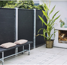 Gartenszene mit Sichtschutzzaun, Bank, Pflanze und Gartendekoration für einen stilvollen Außenbereich
