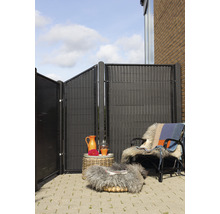 Terrassenszene mit Sichtschutzzaun, Stuhl, Beistelltisch und Dekorationsartikeln