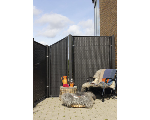 Terrassenszene mit Sichtschutzzaun, Stuhl, Beistelltisch und Dekorationsartikeln