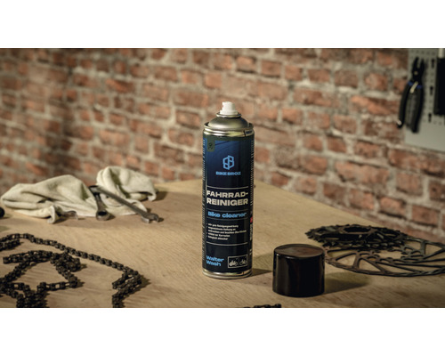 Fahrradreiniger Spraydose auf einer Werkbank mit Fahrradkette und Werkzeugen