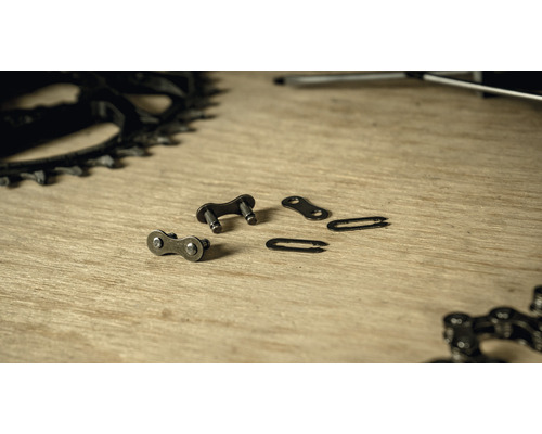 Fahrradkettenschloss auf einer Holzoberfläche