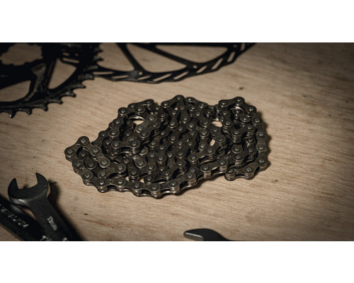 Fahrradkette mit Ritzel und Maulschlüsseln